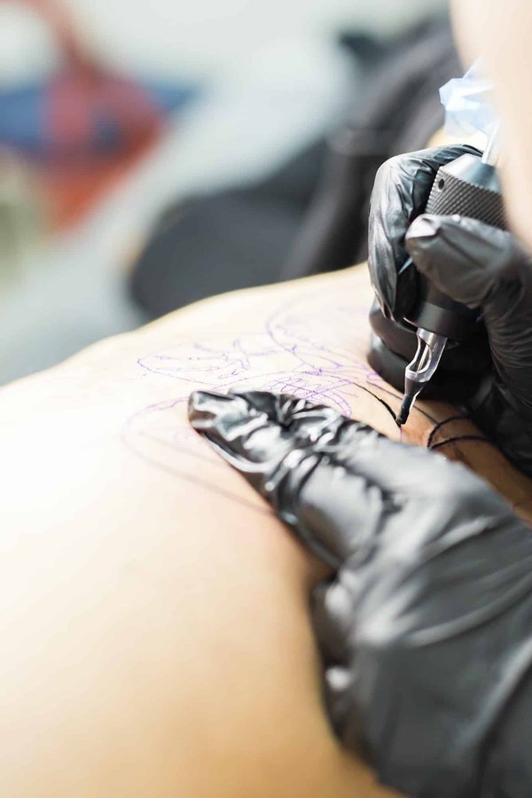 Encres et aiguilles : Le développement de l’activité des salons de tatouage