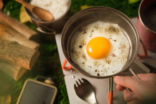 Quelles sont les options de restauration disponibles au camping Les Champs Blancs ?